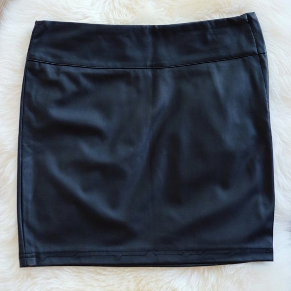 Faux Leather mini skirt - Picture 5 of 9